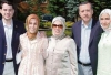 mini etekli kızıyla mutlu aile tablosu çizen lider / #102136